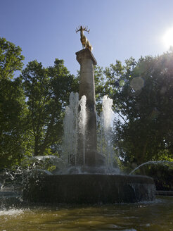 Deutschland, Berlin, Springbrunnen und Skulptur eines goldenen Hirsches im Park in Berlin-Schöneberg - LAF000551