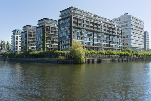 Deutschland, Berlin, Blick auf moderne Mehrfamilienhäuser und Bürogebäude an der Spree - LAF000556