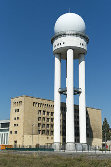 Deutschland, Berlin, Blick auf die Radarkuppel auf dem Tempelhofer Feld, ehemals Flughafen Berlin-Tempelhof - LAF000564