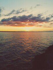 Schweden, Smaland, Graenna, Sonnenuntergang über dem Hafen von Graenna - BRF000100