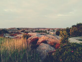 Schweden, Landkreis Västra Götaland, Kungshamn, Häuser in den Felsen der Bohuslaen-Küste - BRF000114