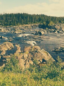 Schweden, Lappland, Vilhelmina, Felsen im Fluss Saxan - BRF000080