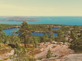 Schweden, Vaesternorrland, Hohe Küste, mit Blick auf den Nationalpark Skuleskogen an der Hohen Küste - BRF000119