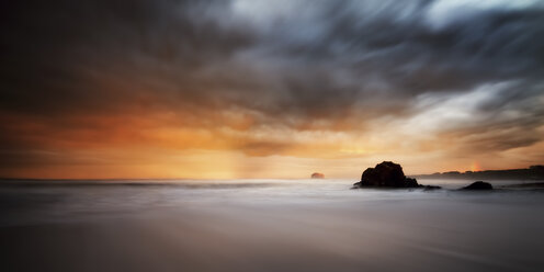 Großbritannien, Schottland, East Lothian, North Berwick, Sturm bei Sonnenuntergang - SMA000181