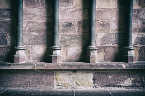 Germany, Baden-Wuerttemberg, Freiburg, Freiburg Minster, detail of brickwork and pillars - ELF000837