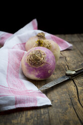 May turnip (Brassica rapa ssp. rapa var. majalis), knife and kitchen towel on wooden table - LVF000650