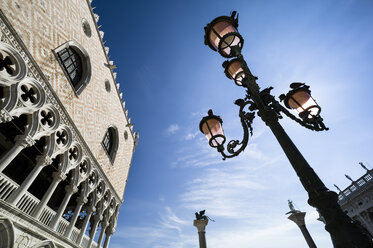 Italien, Venedig, Dogenpalast und Straßenlaterne - EJWF000257