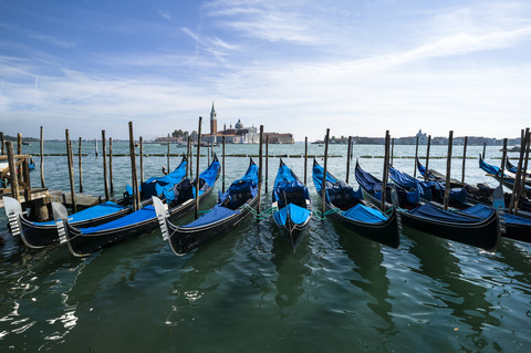 Italien, Venedig, Gondeln und Kirche San Giorgio Maggiore, lizenzfreies Stockfoto