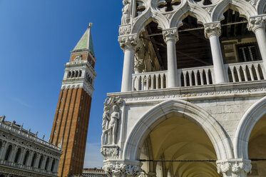 Italien, Venedig, Dogenpalast und Campanile di San Marco - EJWF000263