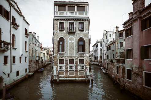 Italien, Venedig, Gebäude im Kanal - EJWF000289