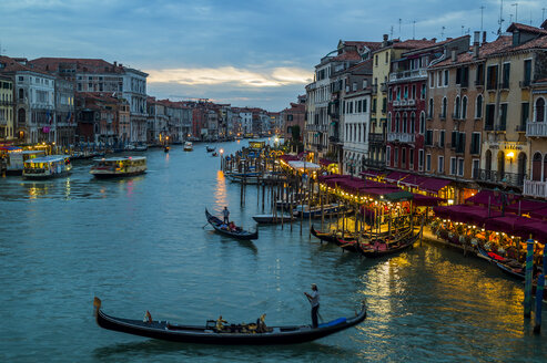 Italien, Venedig, Canale Grande in der Abenddämmerung - EJWF000286