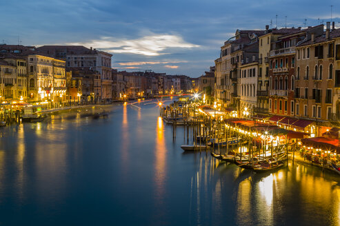 Italien, Venedig, Canale Grande in der Abenddämmerung - EJWF000285