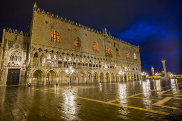 Italien, Venedig, Markusplatz mit Dogenpalast bei Nacht - EJWF000284