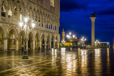 Italien, Venedig, Markusplatz mit Dogenpalast bei Nacht - EJWF000283