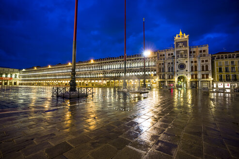 Italien, Venedig, Markusplatz mit Torre dell'Orologio bei Nacht - EJWF000282