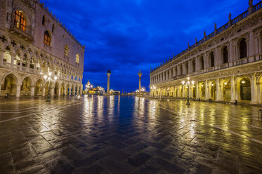 Italien, Venedig, Markusplatz mit Dogenpalast bei Nacht - EJWF000281