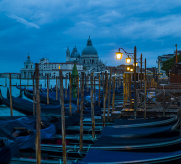 Italien, Venedig, Gondeln und Kirche Santa Maria della Salute - EJWF000276