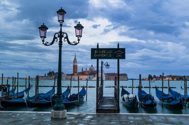 Italien, Venedig, Gondeln und Kirche San Giorgio Maggiore - EJWF000275