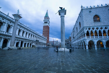 Italien, Venedig, Markusplatz mit Dogenpalast und Campanile - EJWF000274