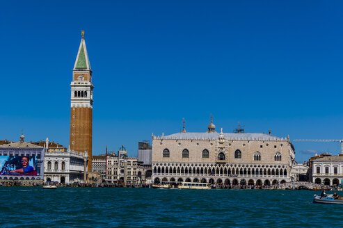 Italien, Venedig, Markusplatz mit Dogenpalast und Campanile von der Kirche San Giorgio Maggiore aus gesehen - EJWF000269