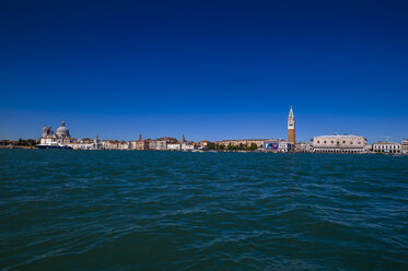 Italien, Venedig, Markusplatz mit Dogenpalast und Campanile von der Kirche San Giorgio Maggiore aus gesehen - EJWF000267