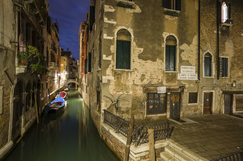 Italien, Venedig, Gasse bei Nacht, lizenzfreies Stockfoto