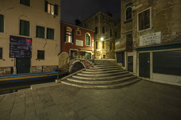 Italien, Venedig, Gasse bei Nacht - EJWF000265