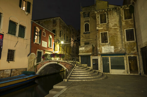 Italien, Venedig, Gasse bei Nacht - EJWF000264