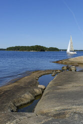 Skandinavien, Schweden, Insel Finnhamn, Segelboot an der Schäre - LB000566