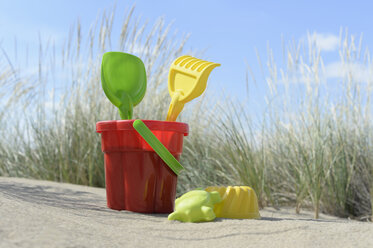 Buntes Sandkastenspielzeug am Sandstrand - CRF002569