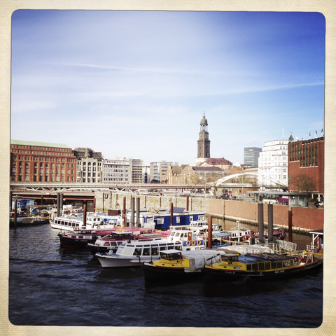 Ausflugsschiffe im Hamburger Hafen, im Hintergrund der Michel. Hamburg, Deutschland, lizenzfreies Stockfoto