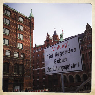 Warnung vor überflutetem Gebiet bei Sturmflut, Speicherstadt, Hamburg, Deutschland, - ZMF000227