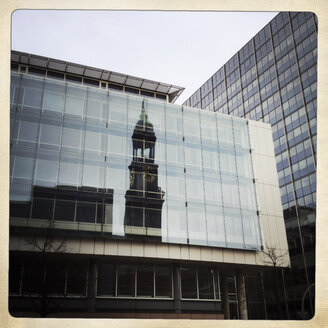 Spiegelung der St. Michaelis Kirche (Michel) in einer modernen Glasfassade, Hamburg, Deutschland - ZMF000223