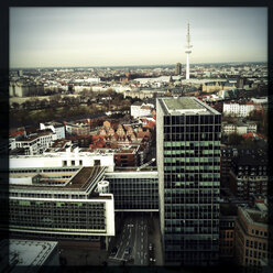 Blick von oben auf das Stadtzentrum, moderne Gebäude und den Fernsehturm, Hamburg, Deutschland - ZMF000220