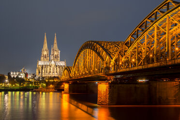 Germany, North Rhine-Westphalia, Cologne, lighted Cologne cathredral and Hohenzollern Bridge by night - WGF000247