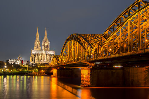 Deutschland, Nordrhein-Westfalen, Köln, beleuchteter Kölner Dom und Hohenzollernbrücke bei Nacht - WGF000247