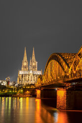 Deutschland, Nordrhein-Westfalen, Köln, beleuchteter Kölner Dom und Hohenzollernbrücke bei Nacht - WGF000248