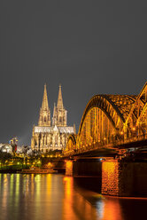 Germany, North Rhine-Westphalia, Cologne, lighted Cologne cathredral and Hohenzollern Bridge by night - WGF000248