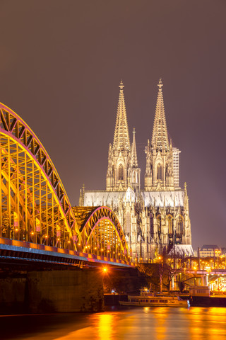 Deutschland, Nordrhein-Westfalen, Köln, beleuchteter Kölner Dom und Hohenzollernbrücke bei Nacht, lizenzfreies Stockfoto