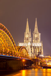 Germany, North Rhine-Westphalia, Cologne, lighted Cologne cathredral and Hohenzollern Bridge by night - WG000246