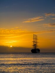 Karibik, St. Lucia, Segelkreuzfahrtschiff Wind Star bei Sonnenuntergang - AMF001877