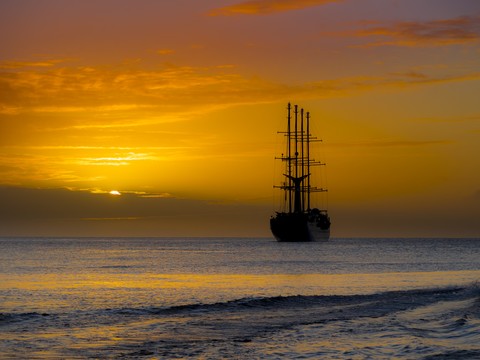 Karibik, St. Lucia, Segelkreuzfahrtschiff Wind Star bei Sonnenuntergang, lizenzfreies Stockfoto