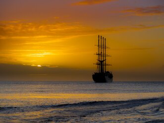 Karibik, St. Lucia, Segelkreuzfahrtschiff Wind Star bei Sonnenuntergang - AMF001876