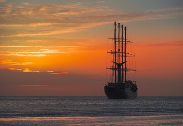 Karibik, St. Lucia, Segelkreuzfahrtschiff Wind Star bei Sonnenuntergang - AM001875