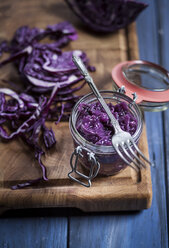 Red cabbage in preserving jar and fork, sliced red cabbage on chopping board - SBDF000597