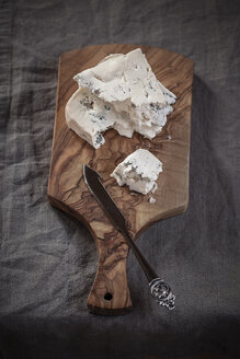 Stücke von Gorgonzola-Käse auf dem Schneidebrett - SBDF000603