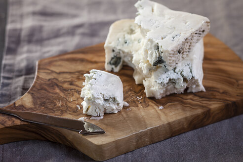 Pieces of gorgonzola cheese on chopping board - SBDF000604