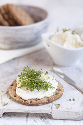 Rundes Knäckebrot, Frischkäse und Kresse - SBDF000608