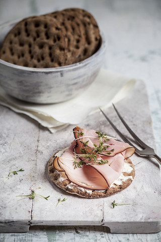 Knäckebrot, Frischkäse, gekochter Schinken und Kresse, lizenzfreies Stockfoto