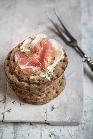 Rundes Knäckebrot, Frischkäse, gekochter Schinken und Kresse, lizenzfreies Stockfoto